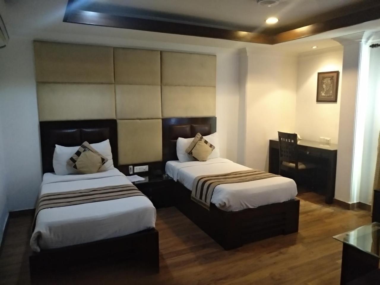 ניו דלהי Hotel Aaron Castle מראה חיצוני תמונה
